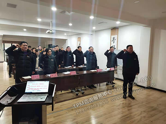 周總帶領(lǐng)全員進行精益推進宣誓