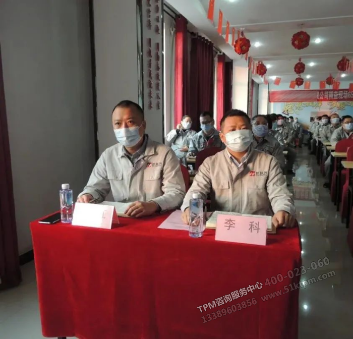 新益為咨詢(xún)?cè)蠋煟ㄗ螅?、新益為咨?xún)李老師（右）